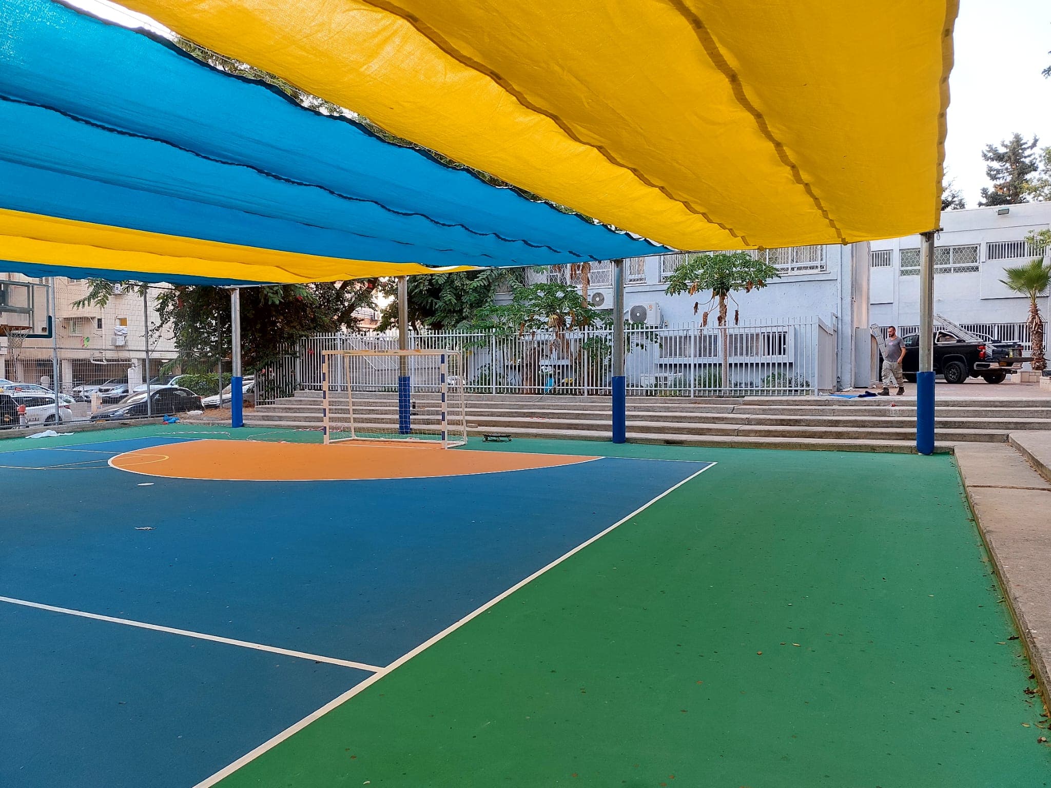 למה כדי להשתמש בהצללה נעה במגרשי ספורט ובריכות שחייה